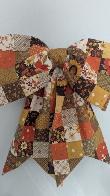 Patchwork Bow with EasyPiecing Grid 🍁✂️ tensisters.com or a quilt shop near you!
#easypiecinggrid #patchworkbow #lookshardbutsoeasy